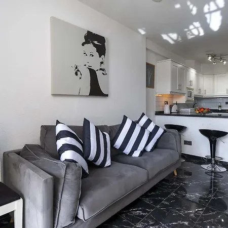 Castle Harbour 2 Bed Duplex *